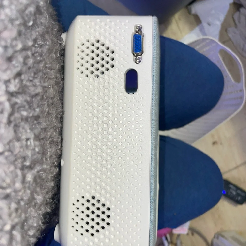 Compact Blue Projector - Picture 4 of 7